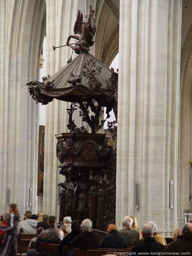 Onze-Lieve-Vrouw-Kathedraal ANTWERPEN 1 (centrum) in ANTWERPEN / BELGI De magnifieke preekstoel dateert nog uit 1713 en is van de hand van M. van der Voort Sr