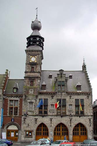 Stadhuis en belfort BINCHE / BELGI Vooraanzicht