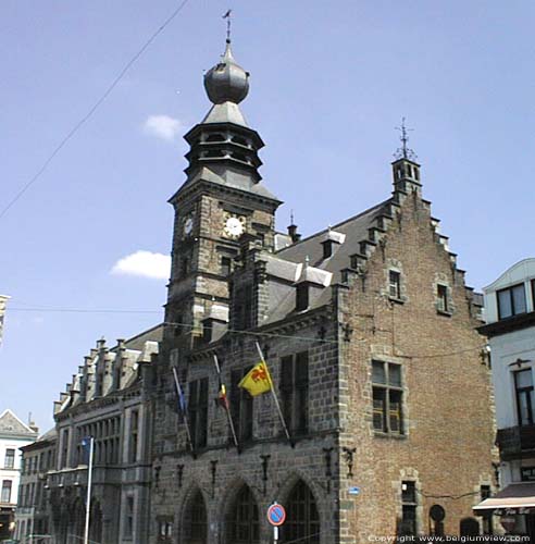 Stadhuis en belfort BINCHE foto Zijaanzicht