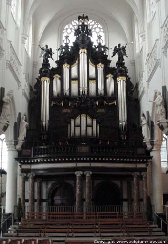 Sint-Pauluskerk ANTWERPEN 1 (centrum) in ANTWERPEN / BELGIË Het orgel dateert uit de 17e eeuw, maar is herhaaldelijk gerestaureerd en vergroot. Het is Ã©Ã©n van de befaamste en belangrijkste orgels uit BelgiÃ«.