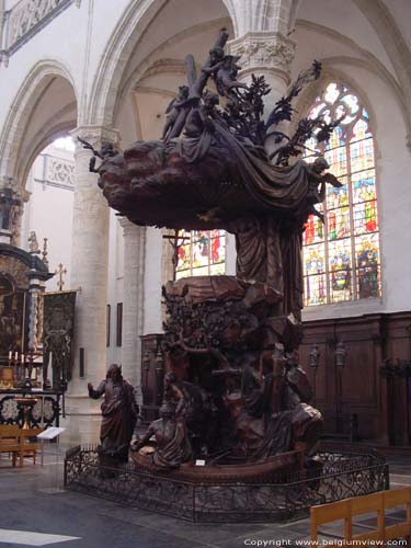 Sint-Andrieskerk ANTWERPEN 1 (centrum) in ANTWERPEN / BELGI Neobarokke preekstoel. Het meesterlijke houtsnijwerk is van J.-B. Van Hool en J.-F. Van Geel (1821)