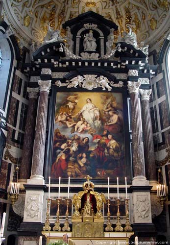 Carolus-Borromeuskerk ANTWERPEN 1 (centrum) in ANTWERPEN / BELGI Er hangt één schilderij boven het altaar, maar dit is niet steeds hetzelfde. Het originele mechanisme om de schilderijen te verwisselen werkt nog.