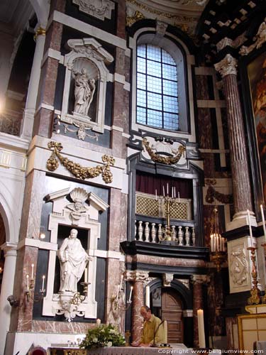 Carolus-Borromeuskerk ANTWERPEN 1 (centrum) / ANTWERPEN foto Helaas ging  het meeste marmer verloren tijdens een brand in 1718. De absis van het hoofdaltaar  bleef gespaard, en is een stille getuige van de pracht en praal van dit bouwwerk.