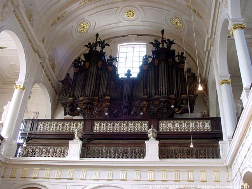 Carolus-Borromeuskerk ANTWERPEN 1 (centrum) in ANTWERPEN / BELGIË De preekstoel en de omlijsting van het Forceville orgel zijn van de hand van Jan Peter van Baurscheit de Oudere.