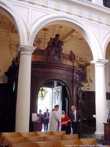 Carolus-Borromeuskerk ANTWERPEN 1 (centrum) in ANTWERPEN / BELGI Inkomsas onder het orgel.