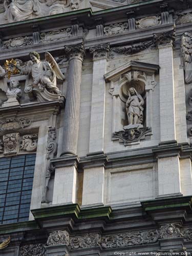 Carolus-Borromeuskerk ANTWERPEN 1 (centrum) in ANTWERPEN / BELGI Corinthische zuilen en pilasters op de tweede verdieping.