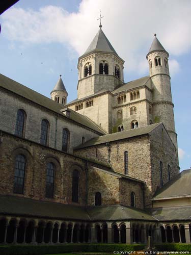 Sint-Gertudis NIVELLES in NIJVEL / BELGI Zicht vanuit de kloosteromgang