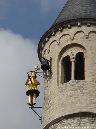 Sint-Gertudis NIVELLES / NIJVEL foto Jean van Nijvel : klokkenluider.  Daarnaast het typische romaanse raam met deelzuiltje en blokkapiteel.