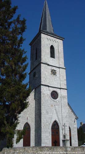 Sint-Nikolaus RAEREN foto De westelijke toren bevat bovenaan een boogfries.