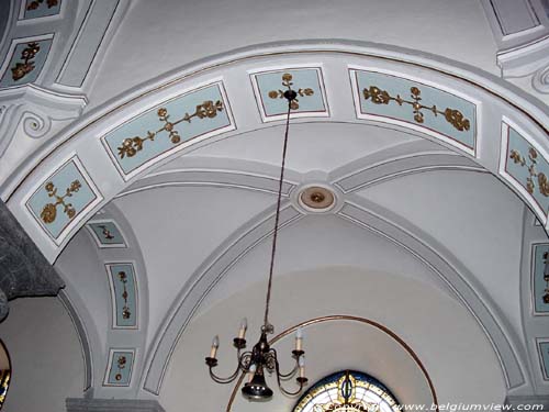 Sint-Nikolaus RAEREN foto De bogen in de kerk werden voorzien van prachtig stukwerk