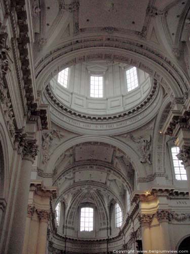 Sint-Albinuskathedraal NAMUR / NAMEN foto Zoldering koepels