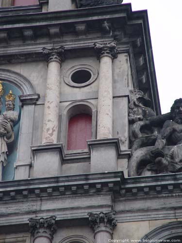 Stadhuis ANTWERPEN 1 (centrum) in ANTWERPEN / BELGI Korintische zuilen op de derde verdieping van het middenrisaliet.