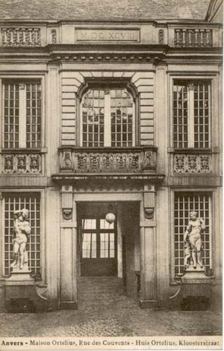 Mercator-Orteliushuis ANTWERPEN 1 (centrum) in ANTWERPEN / BELGI De inkom van het barokgedeelte (foto rond 1900) met de beelden van Bacchus (links) en Venus (rechts).