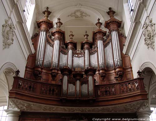 Tour Saint-Pierre LEUZE-EN-HAINAUT / BELGIË Vooral het bijzondere orgelhuis springt in het oog