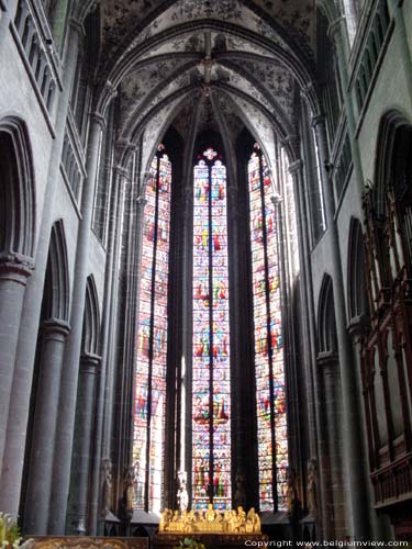 Onze-Lieve-Vrouwekerk HUY / HOEI foto Koorabsis wordt afgesloten met indrukwekkende lancetvensters