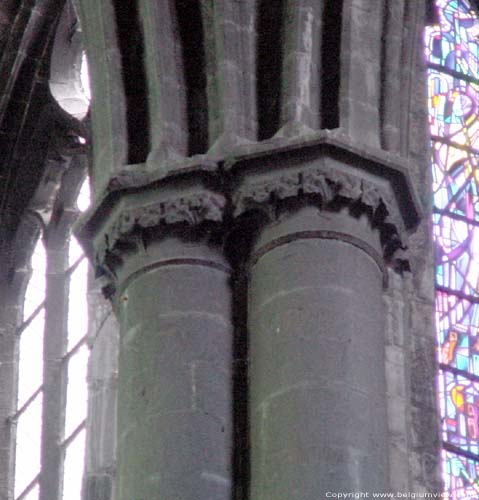 Onze-Lieve-Vrouwekerk HUY in HOEI / BELGI Kapiteel van de zuilen in het schip