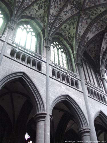 Onze-Lieve-Vrouwekerk HUY / HOEI foto Zicht op arcade, triforium en lichtbeuk