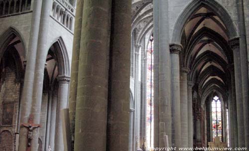 Onze-Lieve-Vrouwekerk HUY in HOEI / BELGI Zicht op de zijbeuk