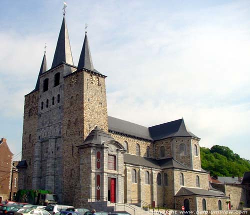 Sint-Oda en Sint-Joriskerk AMAY / BELGIË De westertoren met zijn drie torens uit de 11de eeuw (links) en daarachter de recentere delen (rechts).