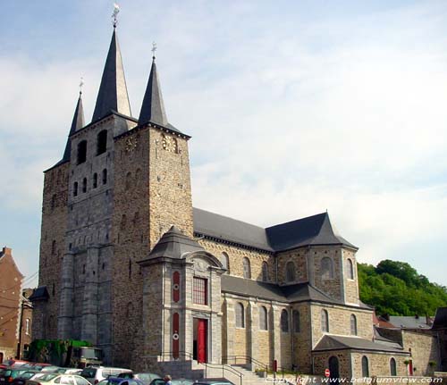 Sint-Oda en Sint-Joriskerk AMAY foto De westertoren met zijn drie torens uit de 11de eeuw (links) en daarachter de recentere delen (rechts).