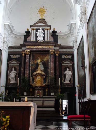 Sint-Oda en Sint-Joriskerk AMAY / BELGI Het hoofdaltaar met marmeren zuilen.