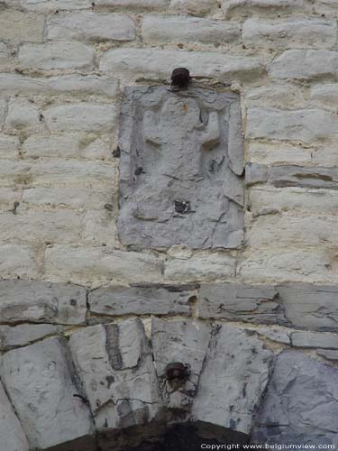 Het Steen en De Burcht ANTWERPEN 1 (centrum) / ANTWERPEN foto Bij de ingang staat in de muur een beeld van een man met zijn benen gespreid, Semini genoemd. Origineel had dit beeld ook een lange penis.