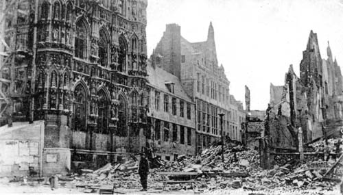 Stadhuis LEUVEN foto Oorlogspuin in 1914. Het stadhuis zelf werd niet ernstig beschadigd.