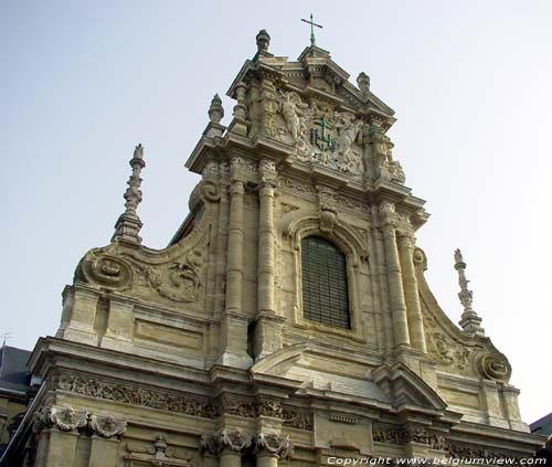 Sint-Michielskerk LEUVEN / BELGI Detail voorgevel bovenaan