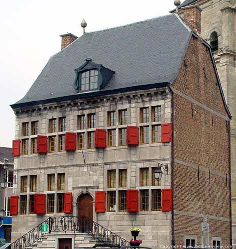 Vroegere stadshuis van Bilzen BILZEN foto Pui met dubbele trap, voorgevel in Maaslandse kalksteen.