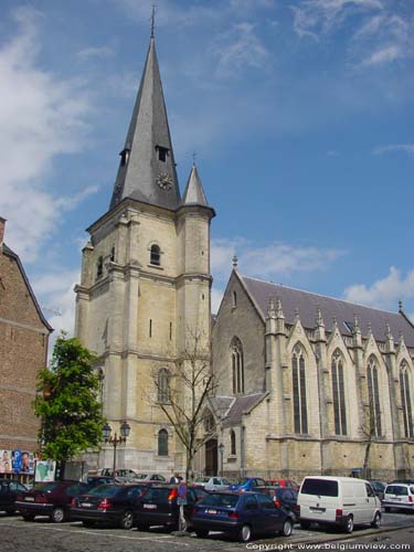 Sint-Mauritiuskerk BILZEN foto In 1667 werd de westertoren in barokstijl toegevoegd.