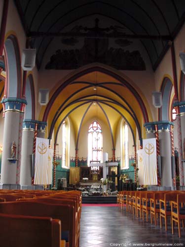 Sint-Mauritiuskerk BILZEN foto De laatgotische zuilen bleven bewaard.  Het geheel werd recent terug geschilderd kleuren die het origineel waarschijnlijk dicht benaderen.