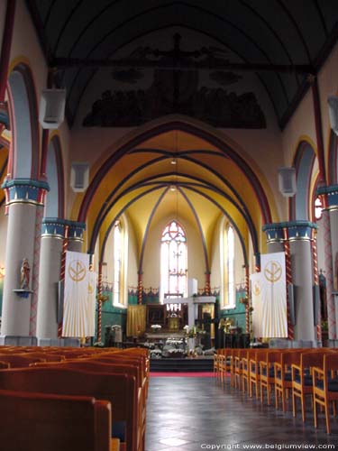 Sint-Mauritiuskerk BILZEN / BELGI De laatgotische zuilen bleven bewaard.  Het geheel werd recent terug geschilderd kleuren die het origineel waarschijnlijk dicht benaderen.