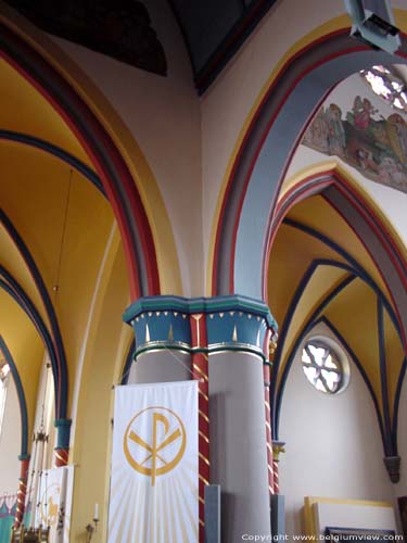 Sint-Mauritiuskerk BILZEN foto De laatgotische zuilen bleven bewaard en werden herschilderd in oorspronkelijke kleuren en motieven (de waarheid sterk benaderend en gebaseerd op andere gotische kerken).