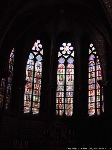 Onze-Lieve-Vrouw-ter-Kapelle BRUSSEL-STAD in BRUSSEL / BELGI Detail ramen achter koor