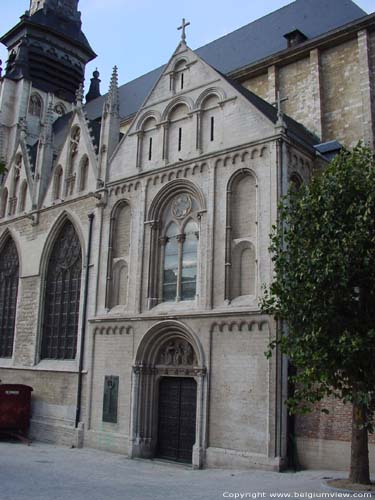 Onze-Lieve-Vrouw-ter-Kapelle BRUSSEL-STAD / BRUSSEL foto Zijgevel naast koor