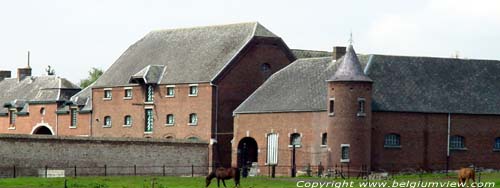 Enorme hereboerderij met torentjes MAZY in GEMBLOUX / BELGIUM 