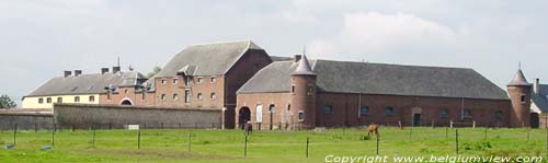 Enorme hereboerderij met torentjes MAZY / GEMBLOUX foto Overzicht detail