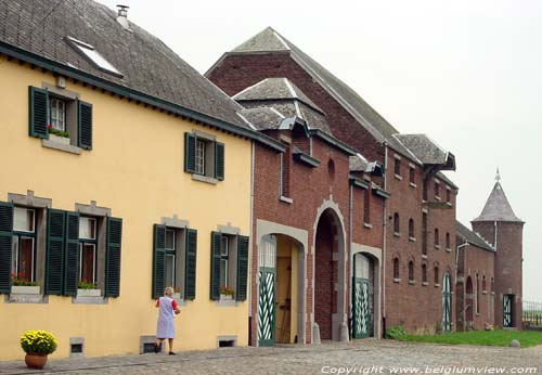 Enorme hereboerderij met torentjes MAZY / GEMBLOUX foto Overzicht door de poort