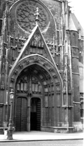 Onze-Lieve-Vrouw-ter-Zavelkerk BRUSSEL-STAD in BRUSSEL / BELGI Deze foto van het portaal uit 1938 werd ons door Pim Vermeulen bezorgd