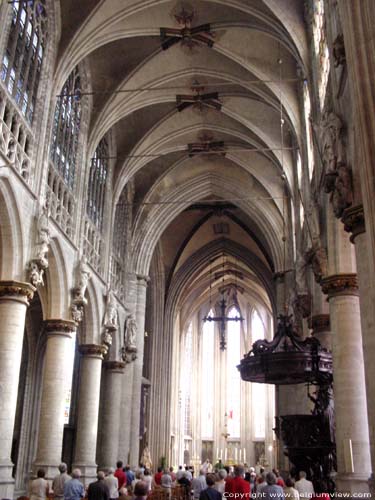 Onze-Lieve-Vrouw-ter-Zavelkerk BRUSSEL-STAD / BRUSSEL foto Zicht op het koor.  Het triforium werd versierd met laatgotische visblaasmotieven.  De bundelpeilers van het koor hebben geen kapitelen.