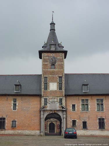Chateau de Rixensart RIXENSART foto Toren vanaf de poort (zuiden)