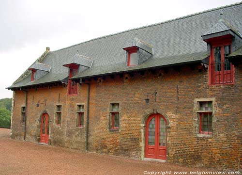 Chateau de Rixensart RIXENSART foto Bijgebouw rechts van inrijlaan