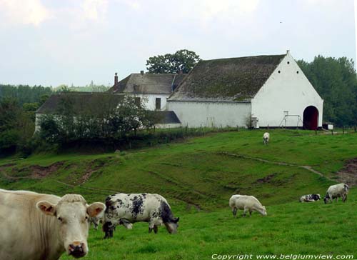 Boerderij/Rue de Culot LASNE foto Vanop de Rue de la Gendarmerie (zuiden)