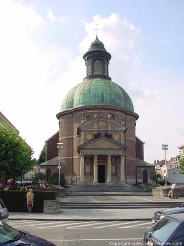 Sint-Jozefskerk - Koninklijke Kapel WATERLOO / BELGI Overzicht voorgevel (uit oosten)