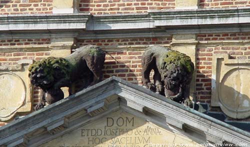 Sint-Jozefskerk - Koninklijke Kapel WATERLOO / BELGI Ionische zuilen met entasis (verdikking)