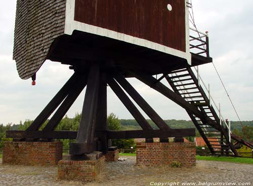 Moedermeule AARSCHOT / BELGI Detail onderkant, met bakstenen teerlingen en kruisplaat.