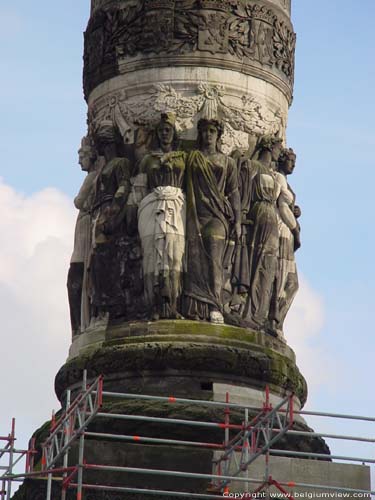 Congreskolom BRUSSEL-STAD in BRUSSEL / BELGI Detail onderaan achterzijde