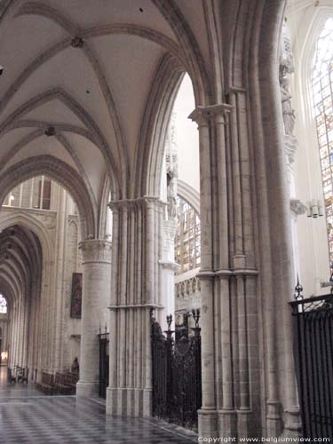 Sint-Michielskathedraal (Sint-Michiels en Sinte-Goedele) BRUSSEL-STAD in BRUSSEL / BELGI Bundelpijlers