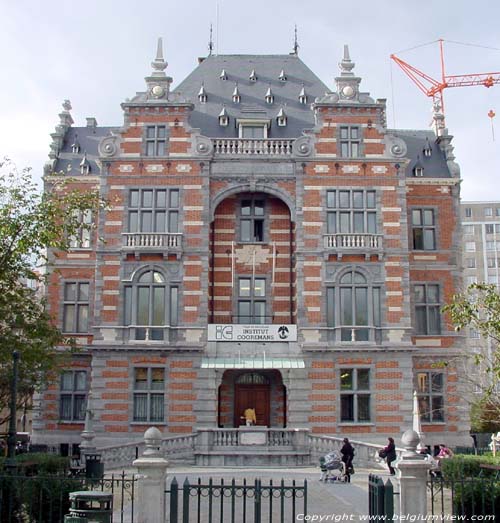 Cooremans instituut BRUSSEL-STAD in BRUSSEL / BELGIË Voorgevel van op plein (oosten)