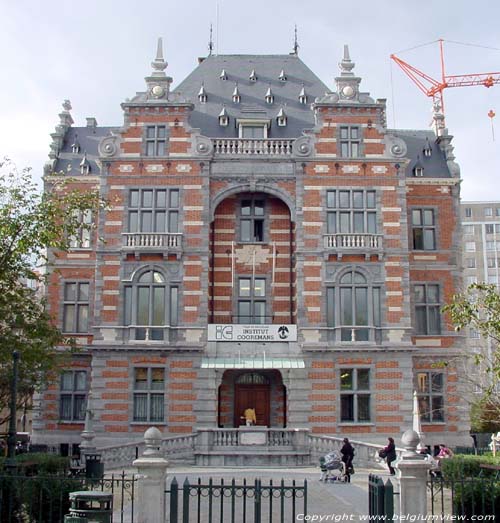 Cooremans instituut BRUSSEL-STAD in BRUSSEL / BELGI Voorgevel van op plein (oosten)